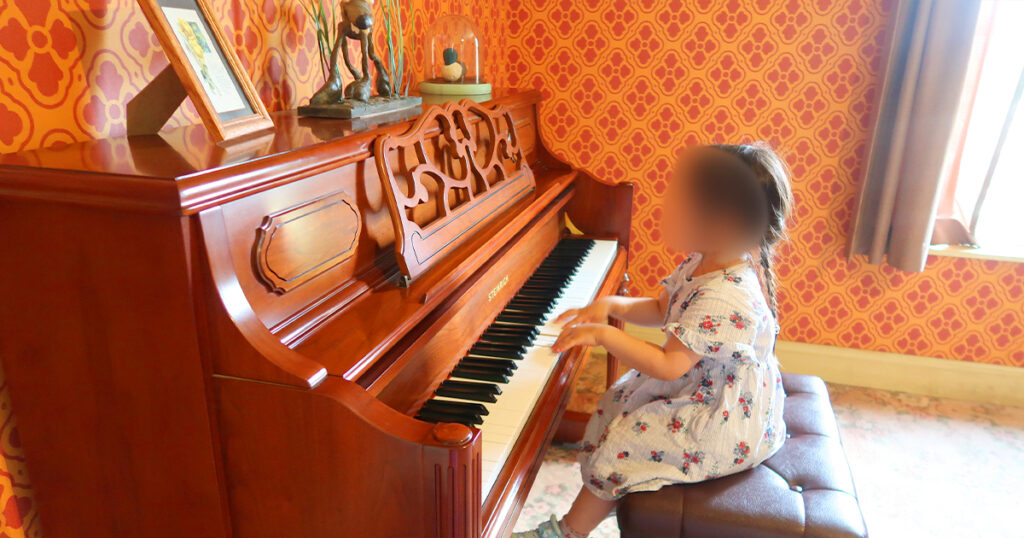 牧場主の家の中のピアノ
