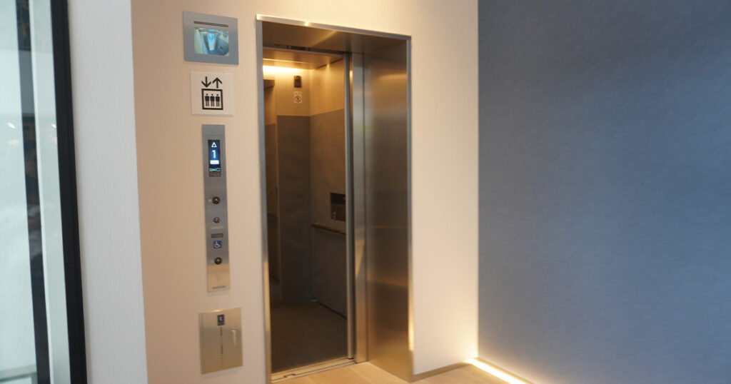 松の社ヴィレッジA棟のエレベーター